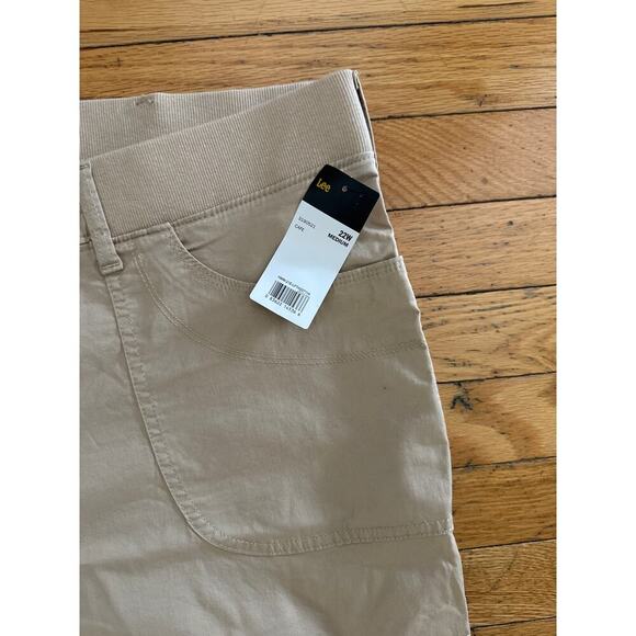 Lee Women’s Relaxed Fit Cargo Capri Pants 22W Beige Khaki Mid Stretch Pockets - Picture 4 of 7